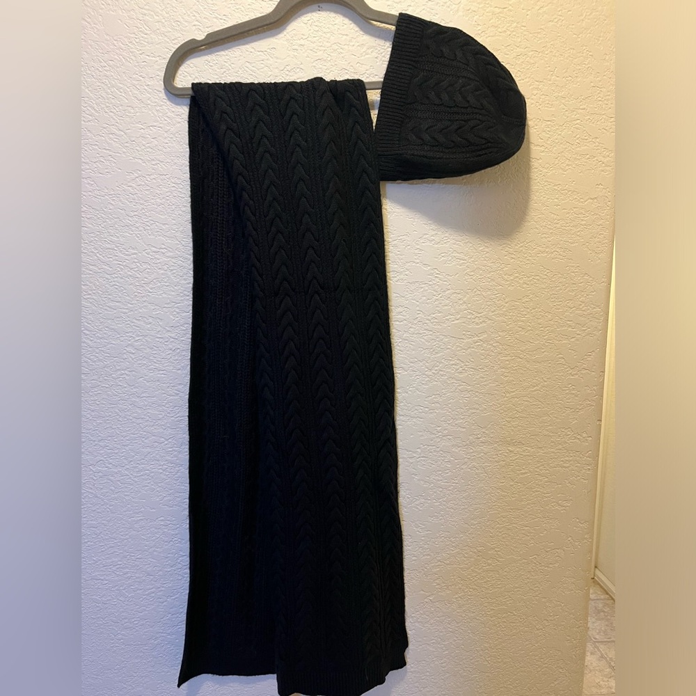 Amazon Essentials NWT Black Hat & Scarf Set